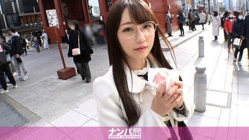 メガネ美少女がホテルで潮吹き！マッサージで感じる無抵抗な痴女