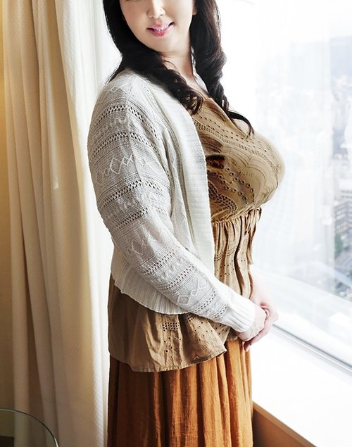 52岁I罩杯熟女出轨：巨乳人妻初体验，剃毛私处被狂插昏厥
