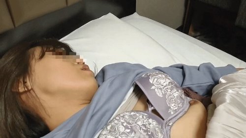 排球妈妈被陌生男子侵犯，汗流浃背湿透淫水